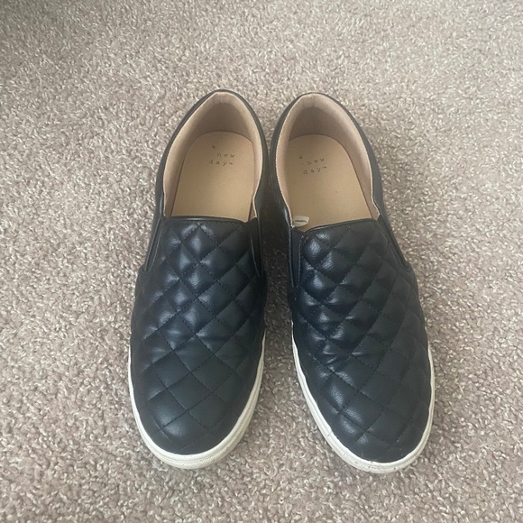 🎁 GIFT IDEA! 🎉 Memory Foam Black Quilted Slip Ons Women Size 9 - Picture 1 of 7